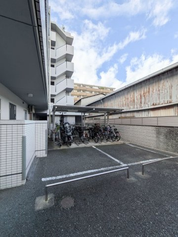 クレイン諸口の駐車場