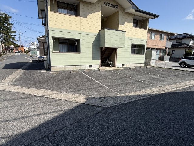 ハイツジュネスの駐車場