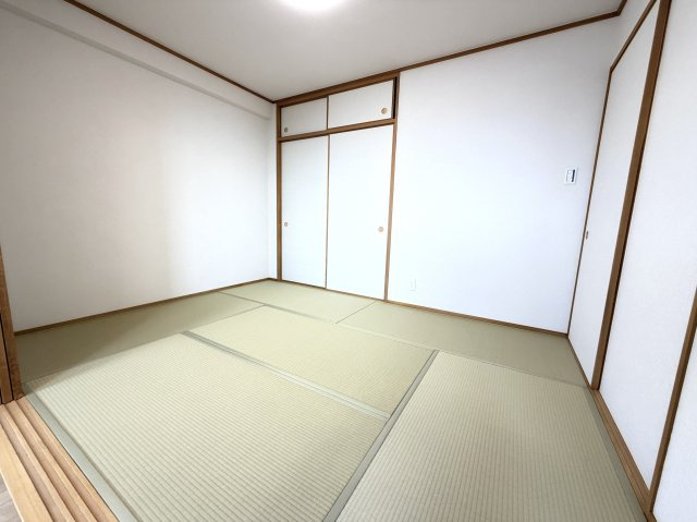 【和室】 | 【新規リフォーム】フローレンス井口台ビューステージ | この空間を豊かに照らし出す豊かな陽光、落ち着いた表情の畳と建具、暮らしの時間を豊かにしてくれる作り手の拘り、デザインされた空間が生む時間。