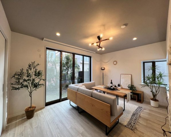 横浜市金沢区長浜1丁目　中古戸建て【仲介手数料無料】の居間・リビング