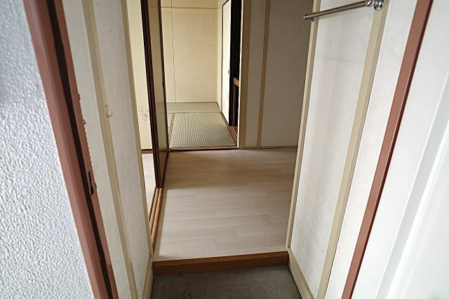 上高丸厚生年金住宅3号棟の玄関|玄関から綺麗です