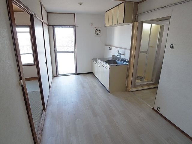 上高丸厚生年金住宅3号棟の居間・リビング|日当たり、風通しも良好なダイニングスペース