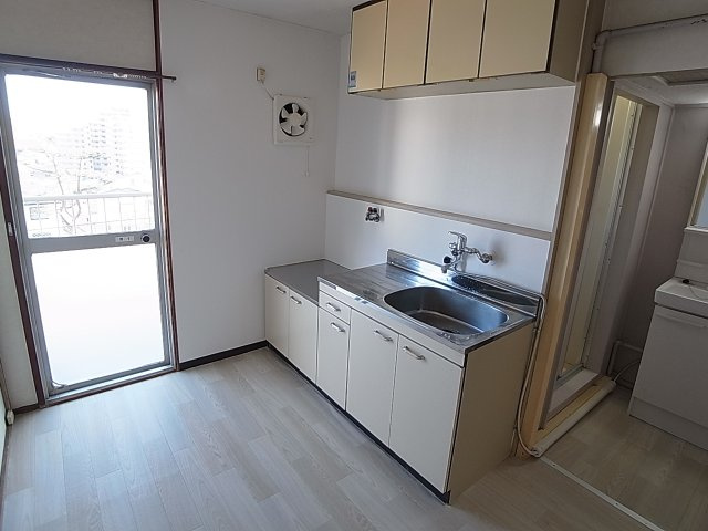 上高丸厚生年金住宅3号棟のキッチン|広めのキッチンスペース