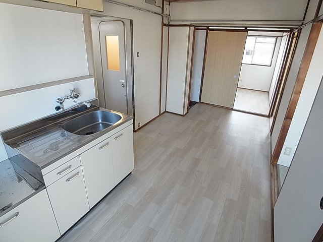 上高丸厚生年金住宅3号棟の居間・リビング|開放感の有る綺麗な室内