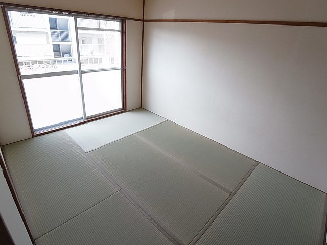 上高丸厚生年金住宅3号棟の内装|ベランダに面した明るい和室6帖のお部屋