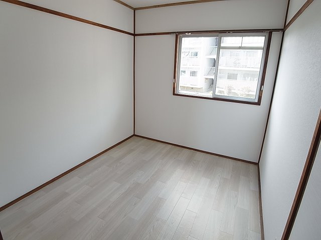 上高丸厚生年金住宅3号棟の内装|各部屋明るいです