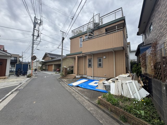 屋上バルコニーがある一戸建て住宅／瀬谷区本郷1丁目の前面道路含む現地写真