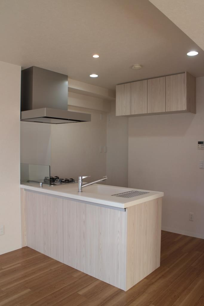 エグゼ神宮前のキッチン|収納豊富な対面キッチン。3口ガスコンロ・グリル付きで効率よくお料理ができます。