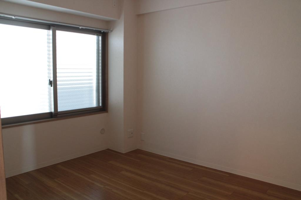 エグゼ神宮前の洋室|洋室5.3帖。共用廊下に面した窓にはルーバーがついており、プライバシーが保てます。