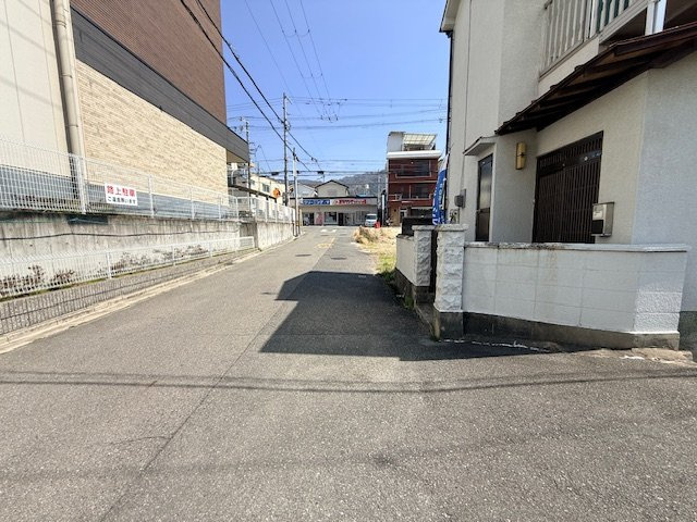 下六万寺2丁目　中古戸建　の前面道路含む現地写真