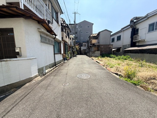 下六万寺2丁目　中古戸建　の前面道路含む現地写真