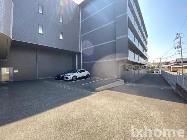 サンハート南茨木の駐車場|車をお持ちの方に嬉しい駐車場付きの物件です