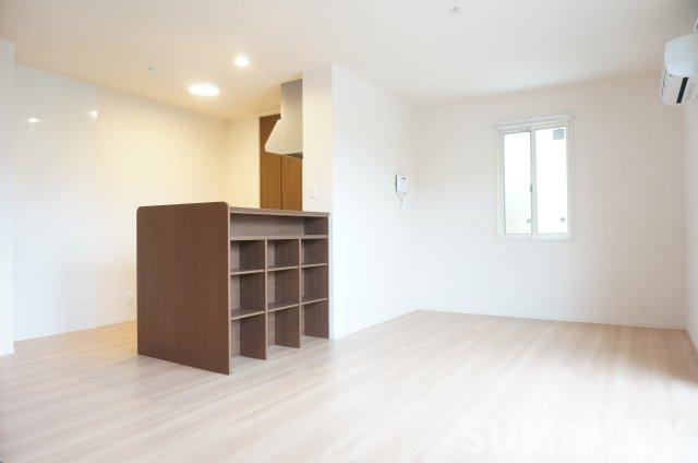 熊本市東区月出８丁目のアパートの居間・リビング