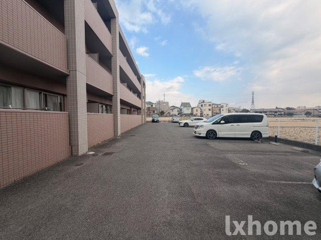 ノール・リヴィエールの駐車場|車をお持ちの方に嬉しい駐車場付きの物件です