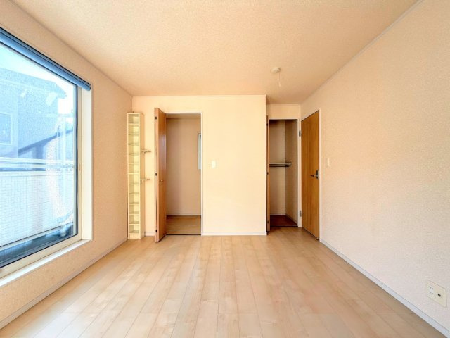 鎌倉市手広2丁目　中古戸建ての洋室|◆柔らかい陽光が差し込む明るいお部屋を演出する設計。彩光の取れる窓が気持ちの良いお部屋を創り上げます。
