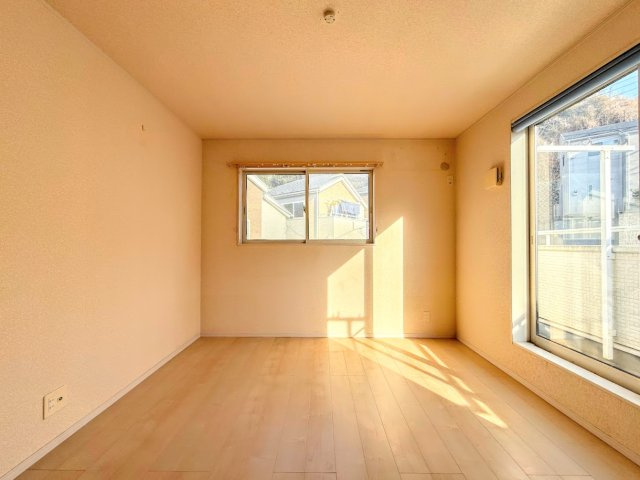 鎌倉市手広2丁目　中古戸建ての洋室|◆室内はいつも明るい印象なので気持ちの良い朝を迎えられます。各部屋にはクローゼットを完備しており、収納が多いお家はすっきりして快適空間です。
