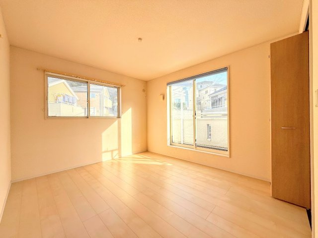 鎌倉市手広2丁目　中古戸建ての洋室|◆気持ちの良い風が室内へ入り込む居室。家具を配置しても広々ご利用いただけます！！
