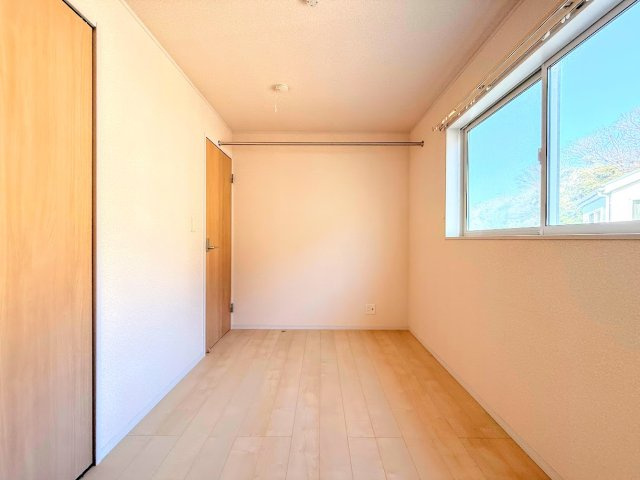 鎌倉市手広2丁目　中古戸建ての洋室|◆子どものスタディ空間として、あるいは書斎やホビールームとして生活スタイルに合わせて使えるプライベートルーム。居心地のいい落ち着いたインテリアが似合います。
