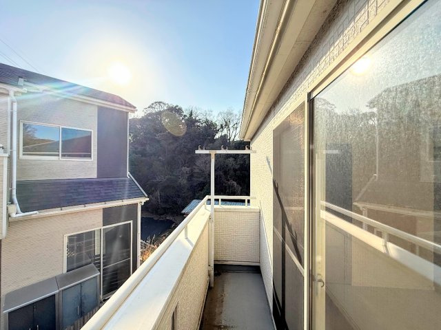 鎌倉市手広2丁目　中古戸建てのバルコニー|◆日当たり良好なバルコニー！毎日のお洗濯にも嬉しいですね！
