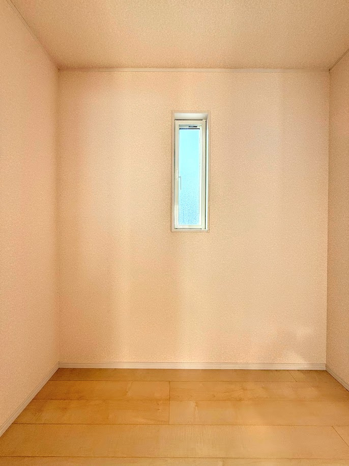 鎌倉市手広2丁目　中古戸建ての収納|◆大容量のウォークインクローゼットがあれば、室内にタンスなどを置かなくて済み、室内がスッキリします！
