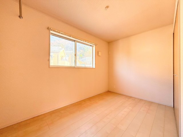 鎌倉市手広2丁目　中古戸建ての洋室|◆感性を育むプライベートルームはシンプルでスマートな空間。好みの空間で読書をしたり、音楽を聞いたりと一人の時間も充実したものにできます。
