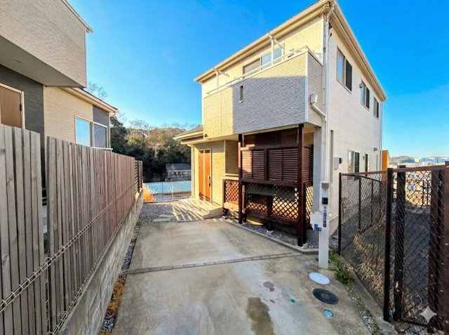 鎌倉市手広2丁目　中古戸建ての外観|◆一戸建てを中心とした街並みが整然と続き、周辺は高い建物が建っていないので、緑の多い閑静な趣を感じる環境です。街並みや周辺環境も重要なポイントです！！
