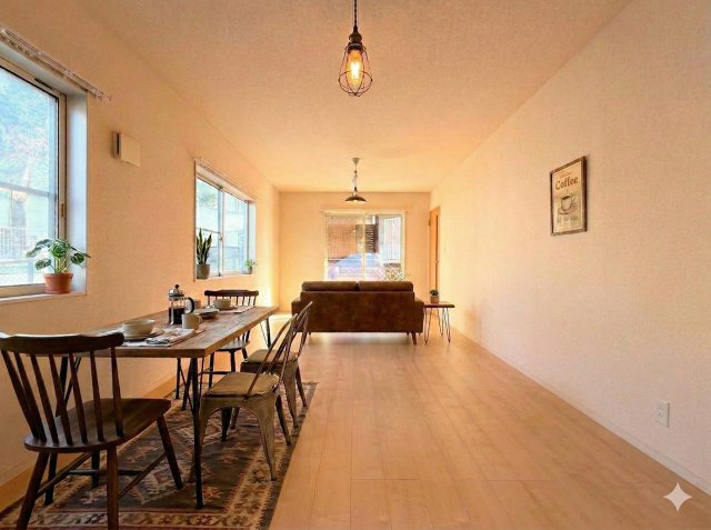 鎌倉市手広2丁目　中古戸建ての居間・リビング|◆一家だんらんのスペースとなるＬＤＫ。窓から明るい光が差し込み、思わず家族の会話も弾む快適な空間。
