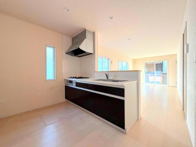 鎌倉市手広2丁目　中古戸建てのキッチン|◆キッチンからダイニングやリビングが見渡せるキッチン。料理をしながら家族とコミュニケーションをとれるだけでなく、大きな開放感も得られることができます。
