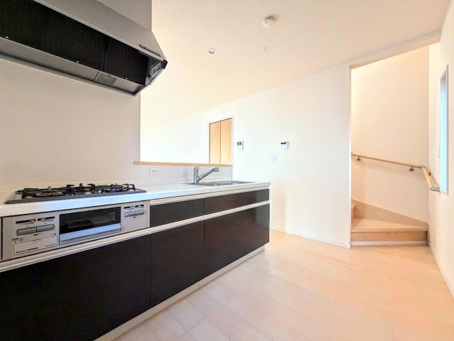 鎌倉市手広2丁目　中古戸建てのキッチン|◆デザイン性と機能性を兼ね備えたキッチンです。リビングスペースとの一体感が生まれ、広々空間を演出してくれます。
