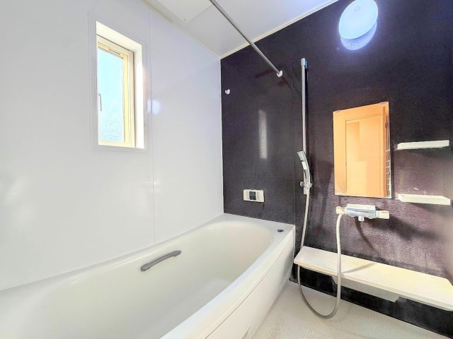 鎌倉市手広2丁目　中古戸建ての浴室|◆お子様と一緒にバスタイムを楽しめる広々空間。浴室乾燥機付で心地よいバスタイムを実現します。
