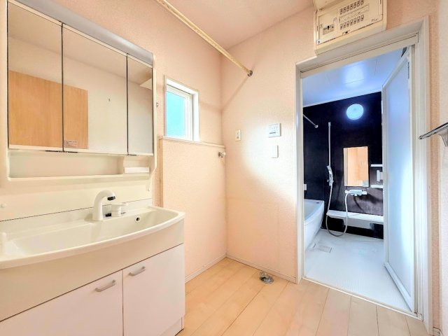 鎌倉市手広2丁目　中古戸建ての独立洗面台|◆毎日使う場所だから、機能的で使いやすさに配慮したパウダールーム。すっきりと使えるように収納も豊富にご用意しています。
