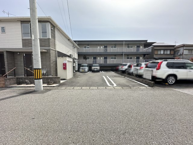 ユニヴァリィ・ラメールの駐車場