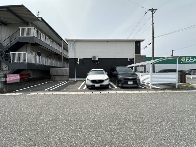 ユニヴァリィ・ラメールの駐車場