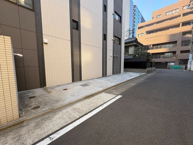 オープンレジデンシア栄THE COURTの駐車場