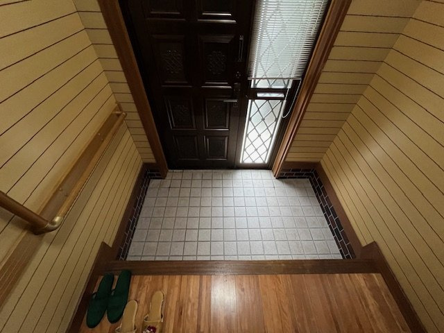 小塩町貸家の玄関