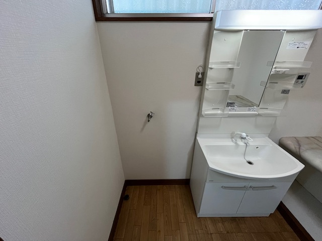 小塩町貸家の洗面所