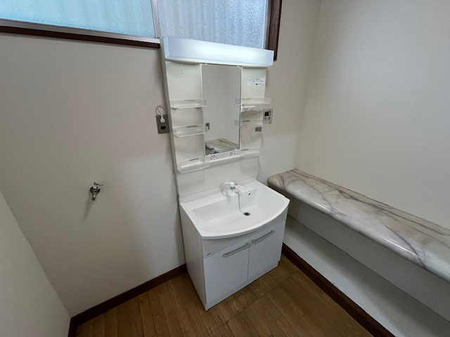 小塩町貸家の洗面所