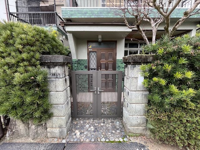 小塩町貸家のエントランス