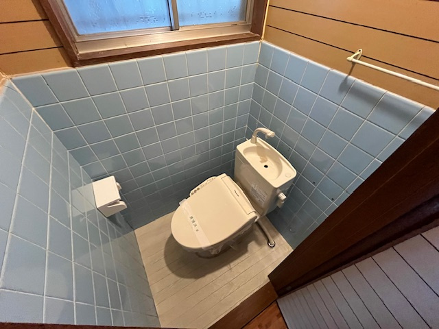 小塩町貸家のトイレ