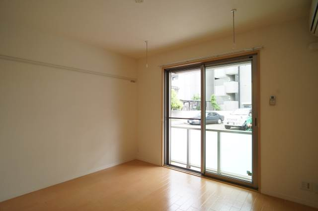 メゾンコンフォース奥沢の居間・リビング|南向きの7帖の洋室♪