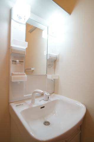 メゾンコンフォース奥沢の独立洗面台|身支度に便利な洗髪洗面化粧台♪