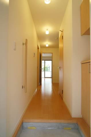 メゾンコンフォース奥沢の玄関|靴の脱ぎ履きに便利な手すり付き♪