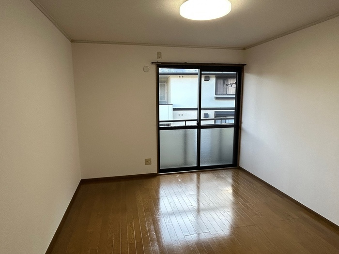 ファミール・ド・鹿児 B棟の洋室|洋室東