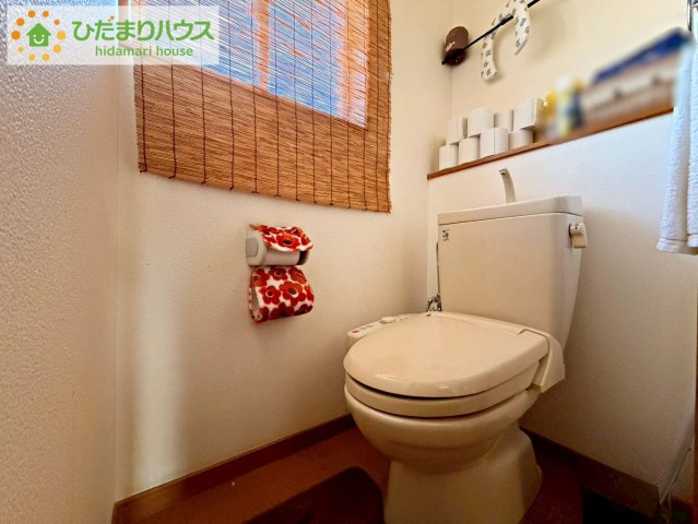 日立市かみあい町3丁目　中古戸建のトイレ|小窓が付いているので、トイレも明るい空間になっております♪