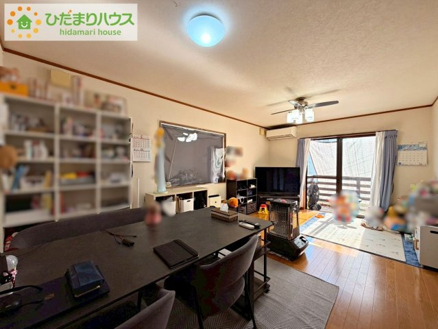 日立市かみあい町3丁目　中古戸建の居間・リビング|リビング大きな窓からは、暖かな日の光が降り注ぎます・・・