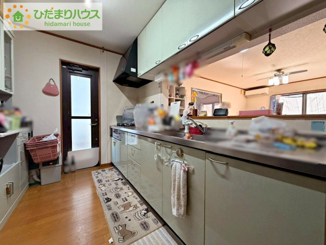 日立市かみあい町3丁目　中古戸建のキッチン|カウンターは少し高くなってますので、手元が隠れて来客からは見えにくくなってます♪