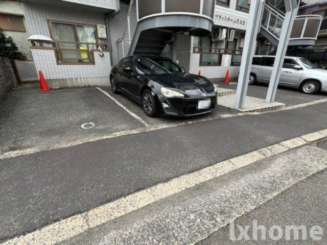 プラットホーム沢良宜　の駐車場|車をお持ちの方に嬉しい駐車場付きの物件です