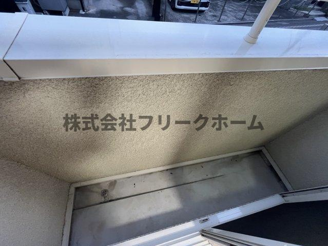 武蔵野市境南町３丁目のアパートのバルコニー