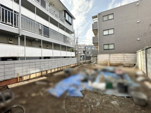 【外観】 | 有効面積約100.55平米のゆとりある敷地 。容積率300%を活かし、家族の希望に合わせた柔軟なプランニングが可能です 。青空の下でどのような新生活を形にするか、想像が膨らむ広々とした空間です。