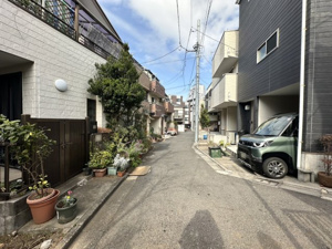 【前面道路含む現地写真】 | 都営大江戸線「西新宿五丁目」駅まで徒歩12分 。東側は幅員約3.3m～4.0mの私道に接しています 。落ち着いた住宅街が広がり、小さなお子様がいるご家族も、車の通行を気にせずゆったりと外出できる環境♪